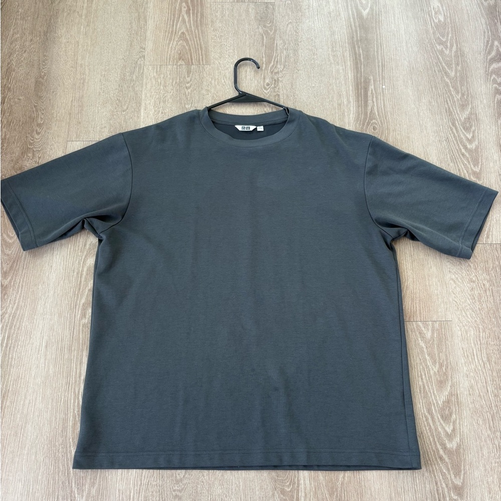Uniqlo Men's Short Sleeve Crewneck T-Shirt in Charcoal Gray